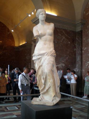 爱神维纳斯雕刻是超越了空间和时间，直至今日还表现出那种秀雅、温柔和爱的魅力。