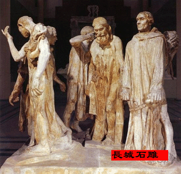 罗丹的石雕格外注重光影、明暗效果?！都永骋迕瘛纺锹夯盒械耐炔亢痛辜暗孛娴淖白笆降拇舐橐?，形成了大块面的深暗阴影，既具有浑厚的体量，又衬托了凸显心理、个性的表情与手势。