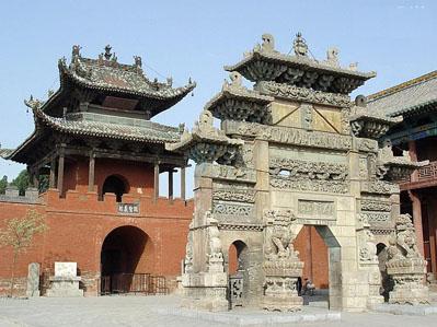 关帝庙前的石牌坊，是为纪念关羽而建造的。