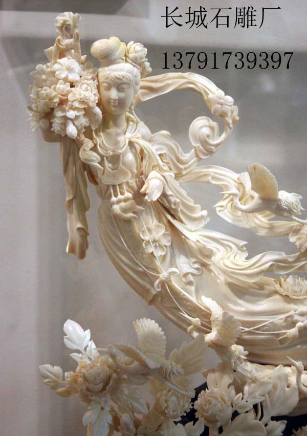 天女散花石雕雕刻作品高80厘米，宽60厘米，北京房山汉白玉料。作者对于该作品，有着自己的评论：&ldquo;她的独到之处是能体现她的身材。以前咱们见的都是特别臃肿，她这个呢，根据东西方结合，它把人体能体现出来了，能看出她身体的走向，有动感。对雕塑工艺的要求也较高，丝丝缕缕的，是透雕，特别飘逸，飘逸感特别强。&rdquo;正如作者自己所言，该作品很多部位采用了透雕，对石雕雕刻艺人们的刀工要求是比较苛刻的。只见天女微微弯曲的身躯，按照人体比例和结构进行塑造，身材苗条，腰肢纤细，左手提着花篮，右手正在轻散鲜花，面部露出淡淡的笑，显得雅致恬美。