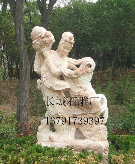 正如作者自己所言，该作品很多部位采用了透雕，对石雕雕刻艺人们的刀工要求是比较苛刻的。只见天女微微弯曲的身躯，按照人体比例和结构进行塑造，身材苗条，腰肢纤细，左手提着花篮，右手正在轻散鲜花，面部露出淡淡的笑，显得雅致恬美