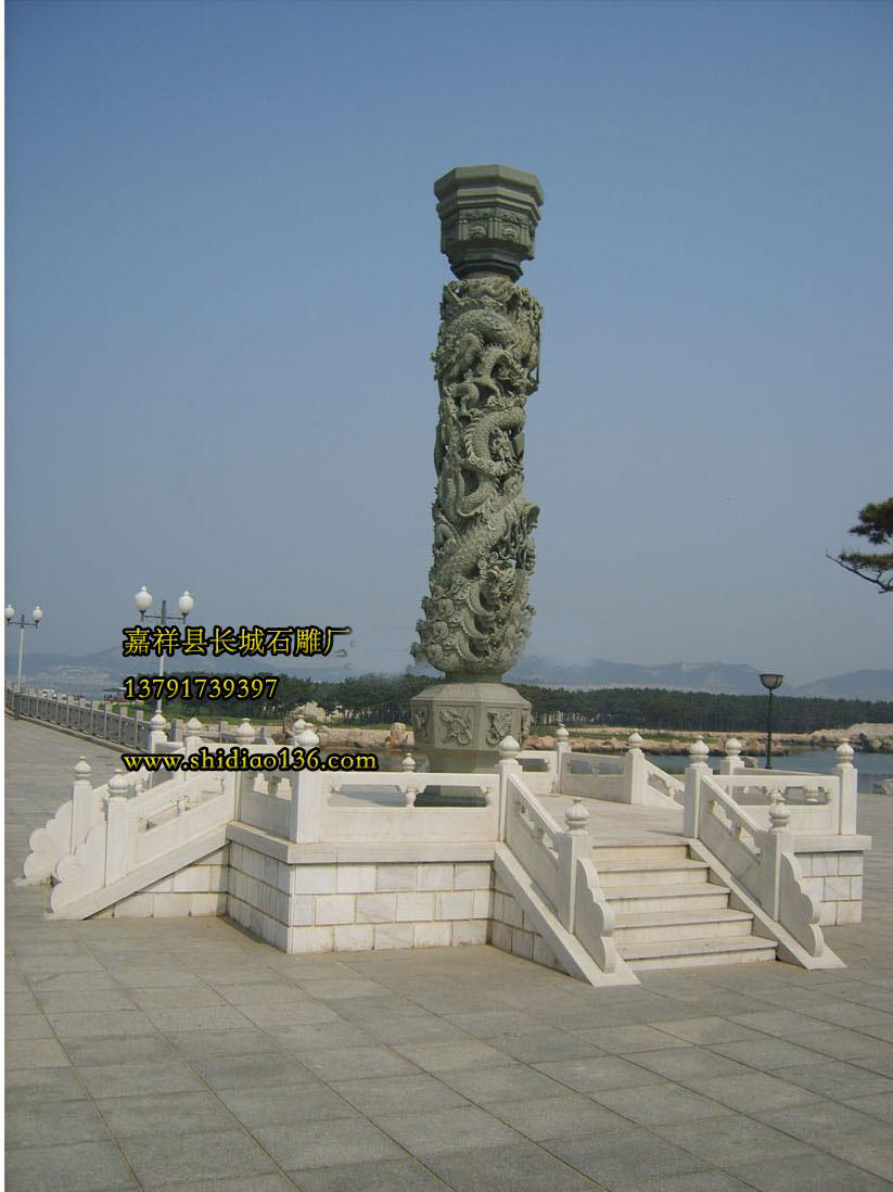 这根石雕龙柱采用优质的绿砂岩雕刻而成，显得十分的大气