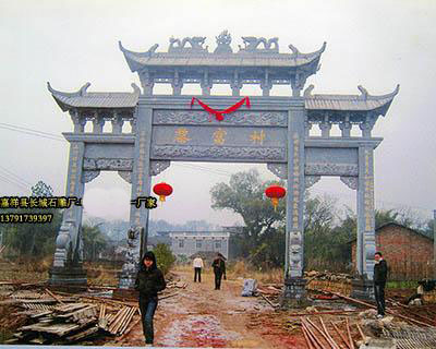 这做石雕牌坊是我厂为黎富村雕刻的，为四转三间三楼式牌坊。