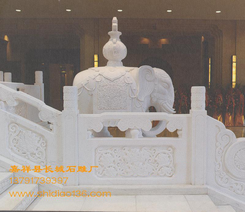 石栏杆不仅有着护栏的作用，栏杆的上面一般都雕刻吉祥图案，所以说栏杆都是寓意吉祥的。