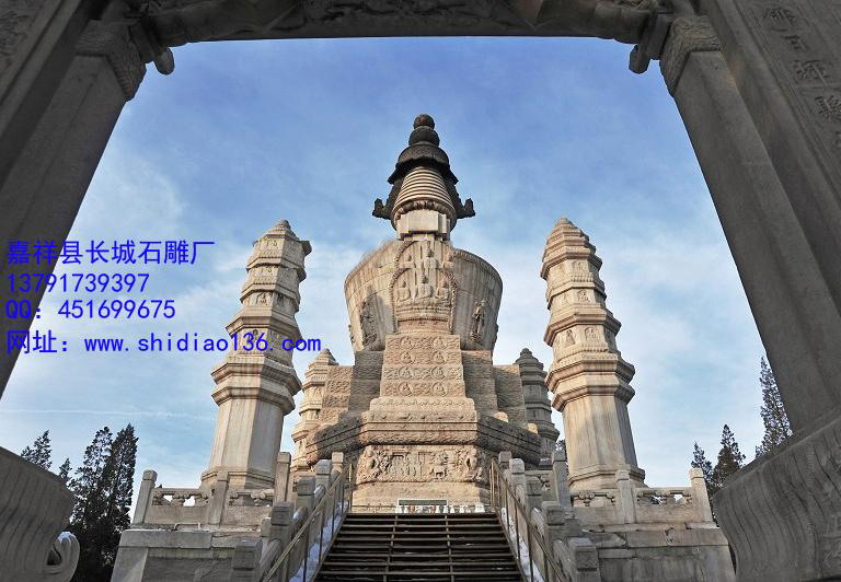 佛塔来源于对佛祖释迎牟尼的纪念。据说释迎牟尼得道成佛，活到高龄，传道的路上得重病死在树林中的吊床上。他的弟子将佛祖的遗体火化，烧出了晶莹有光泽的硬殊子，被其弟子称为&ldquo;舍利&rdquo;。些舍利分别拿到