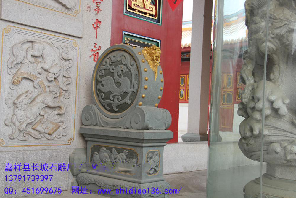 从大量门枕抱鼓石的形象上可以看到，在这块门枕石上用得最多的装饰就是石雕狮子与圆形石鼓。